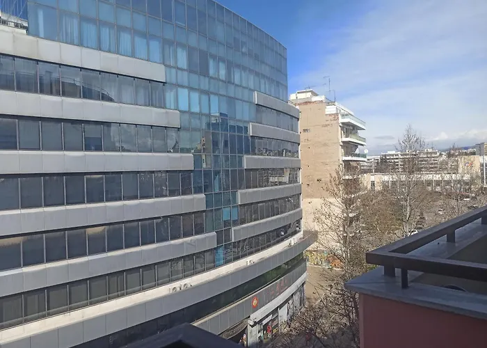 Lunix Luxury On Metro Station